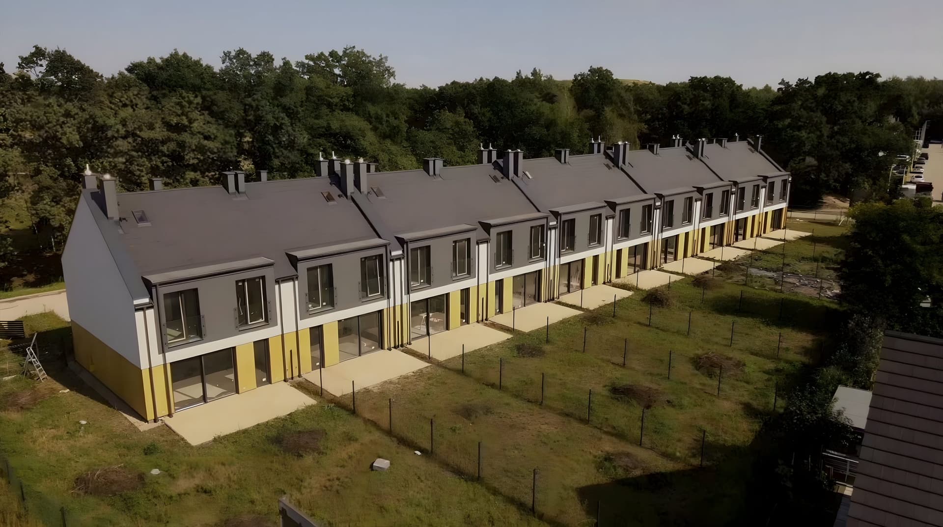 Szereg gotowych domów Aleja Dębowa z lotu ptaka, od strony ogrodów