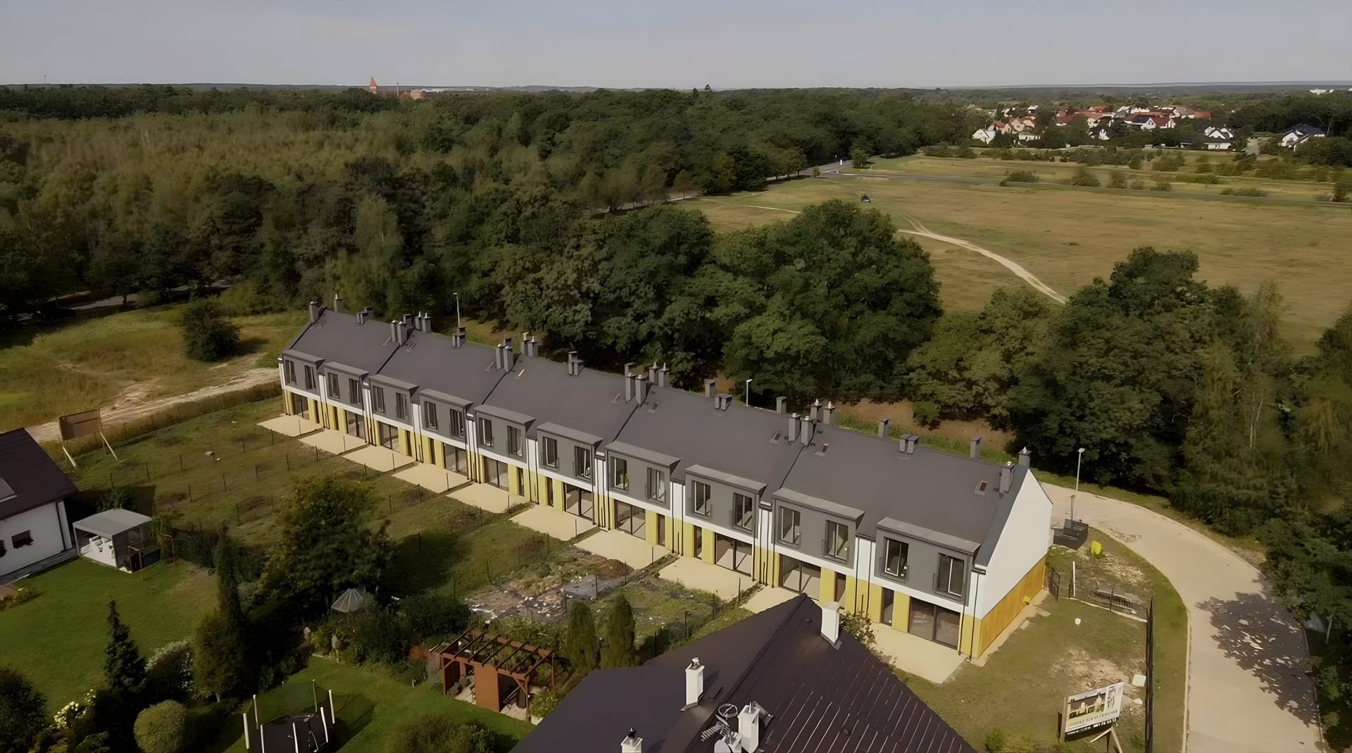 Osiedle Aleja Dębowa wśród zieleni Maślic — widok z drona