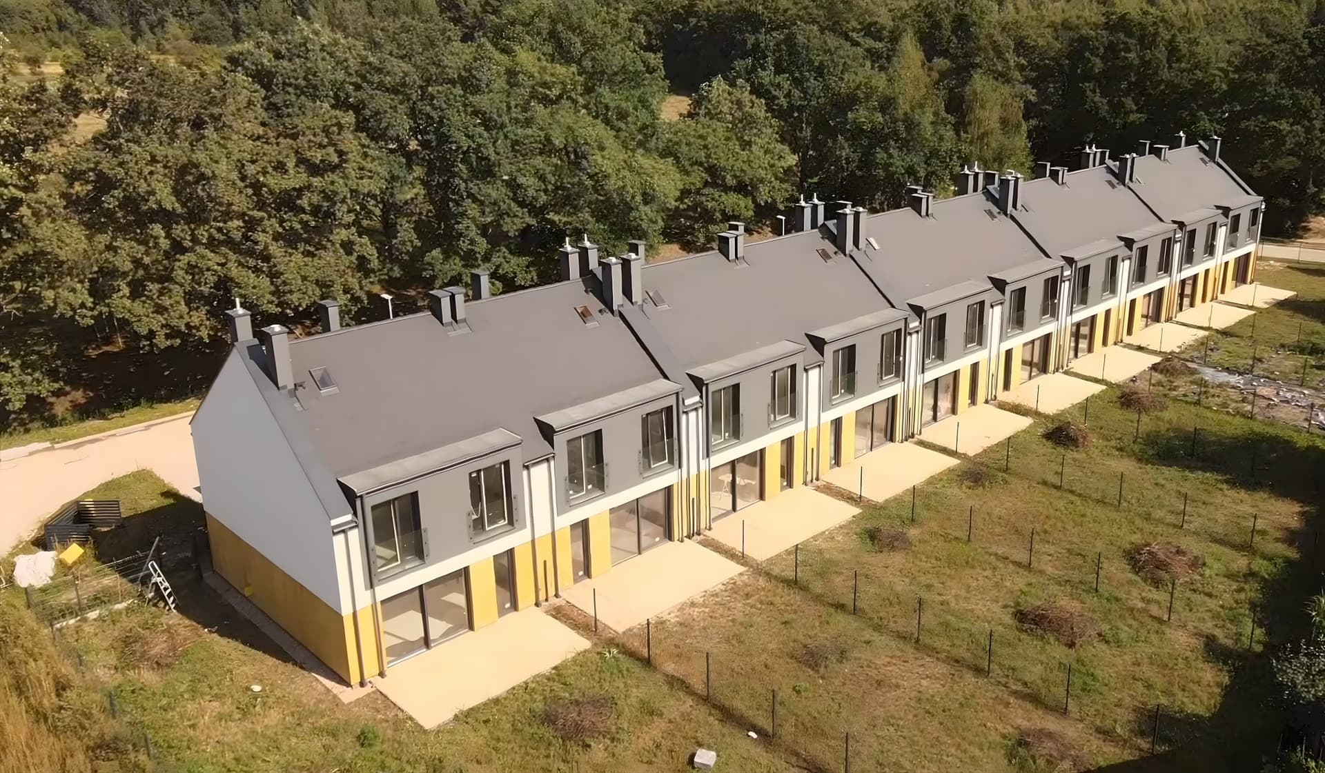Ogrody i tarasy gotowych domów Aleja Dębowa — widok z drona