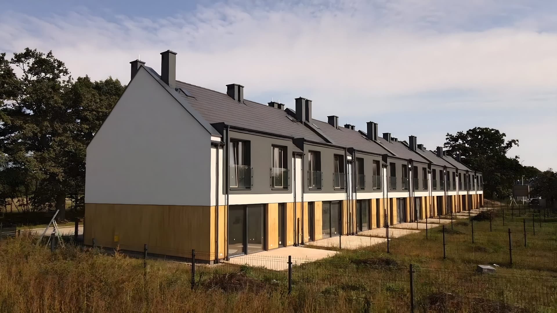 Elewacja szczytowa i ogrody gotowych domów Aleja Dębowa